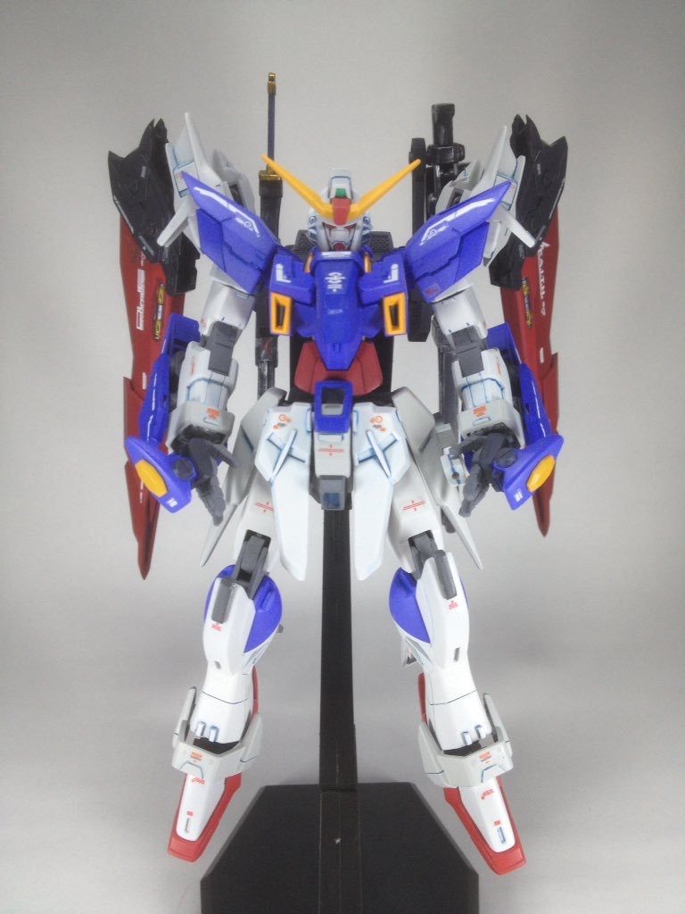 正面。hgデスティニーとみせかけて使っているデスティニーのパーツは、顔と手甲のみです。