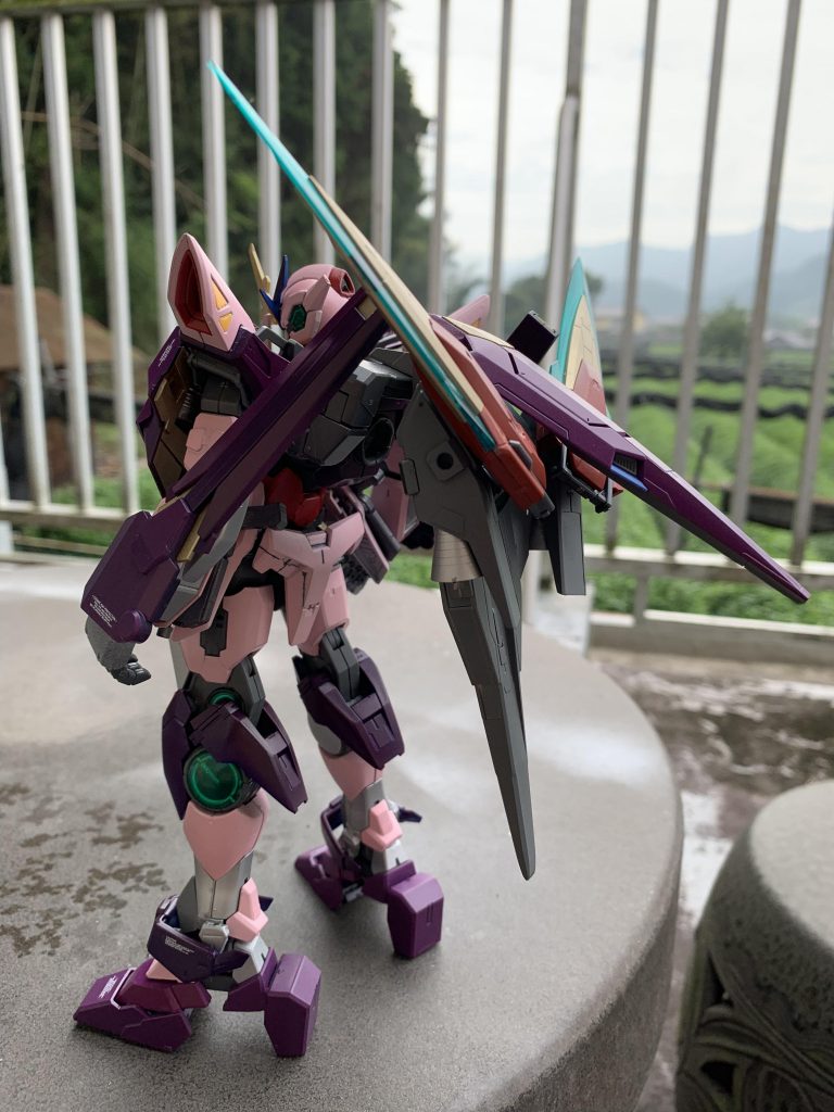 本体の色が派手なので、バックパックはシンプルにダークグレー。
セブンソードのカタールを取り付けられるようにしました。