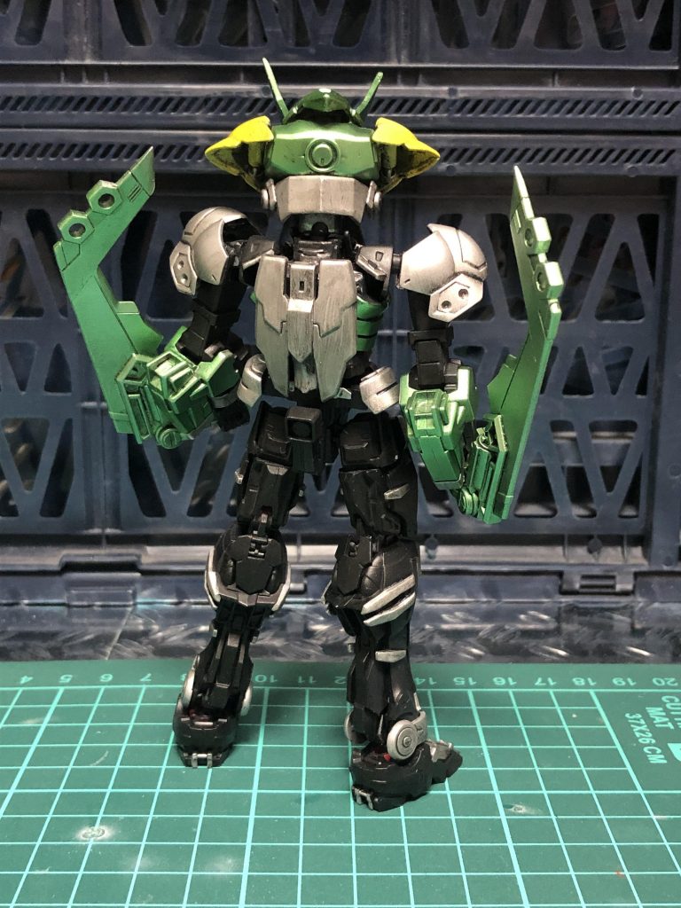 頭部→ファルシアの胴体・肩
胴体・下半身→アストレイノーネイム
腕部→アヴァランチエクシア、バルバトス
武器→バトルアームアームズ、ダブルオー(GNソードⅡ)