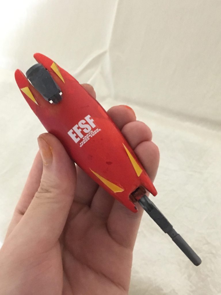 一番の難所だったシールドバインダー。
ジムコマンドのシールドを元に作成。ほんとはシールドの真ん中にジョニ子のエンブレムが付くんですが流石に自分でエンブレムを作るほどの技術はないのでEFSFでごまかしてます…