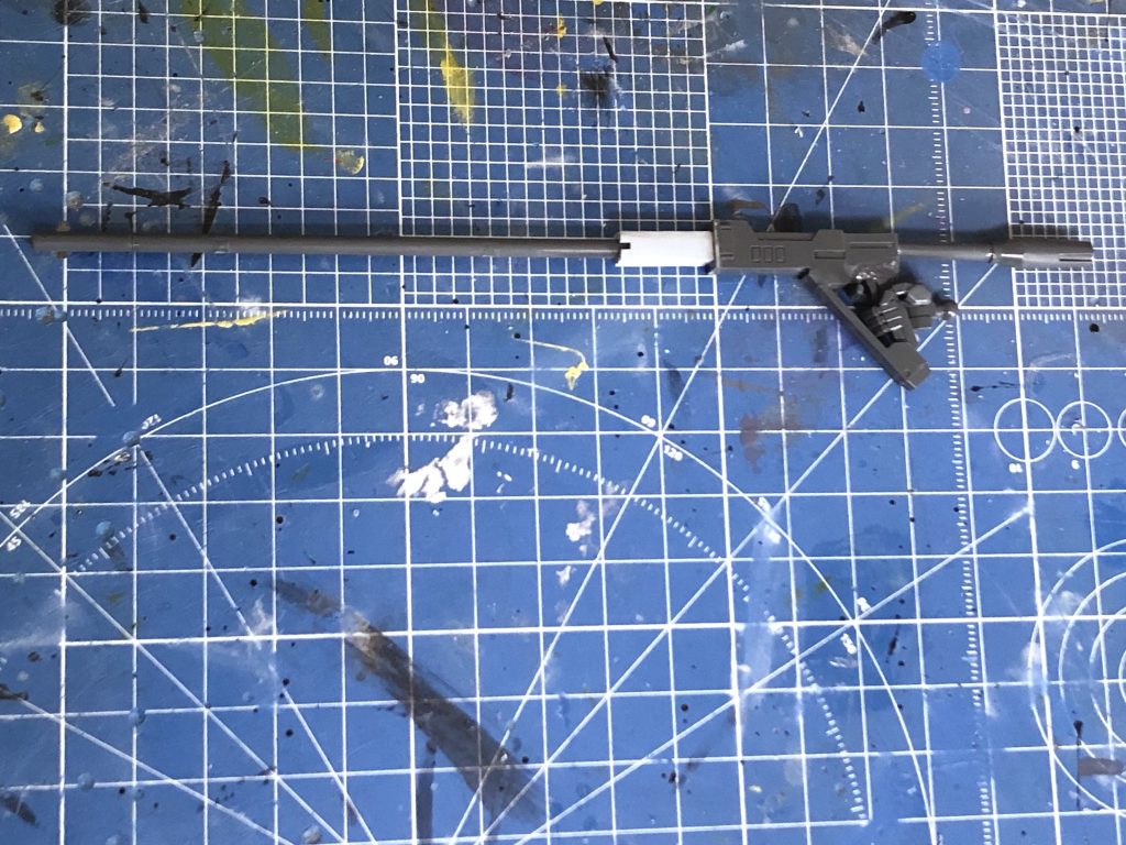 自作したライフルは、ジムⅱのビームライフルをベースにしており、エッチングソーで部分を切断して別の場所に接着し、ジムⅱのランナーをも使用しました。
最初はフェダーインライフルを持たせる予定でしたが、値段が上限を越すので、あえて自作しました。