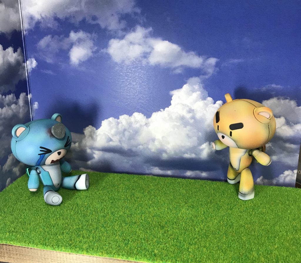 【おまけ】せっかくマグネット仕込んだのでお遊び。弟ッガイに石を投げつける兄ッガイ。うう、遊びでもこんな事しちゃダメ(´；д；｀)心が痛い