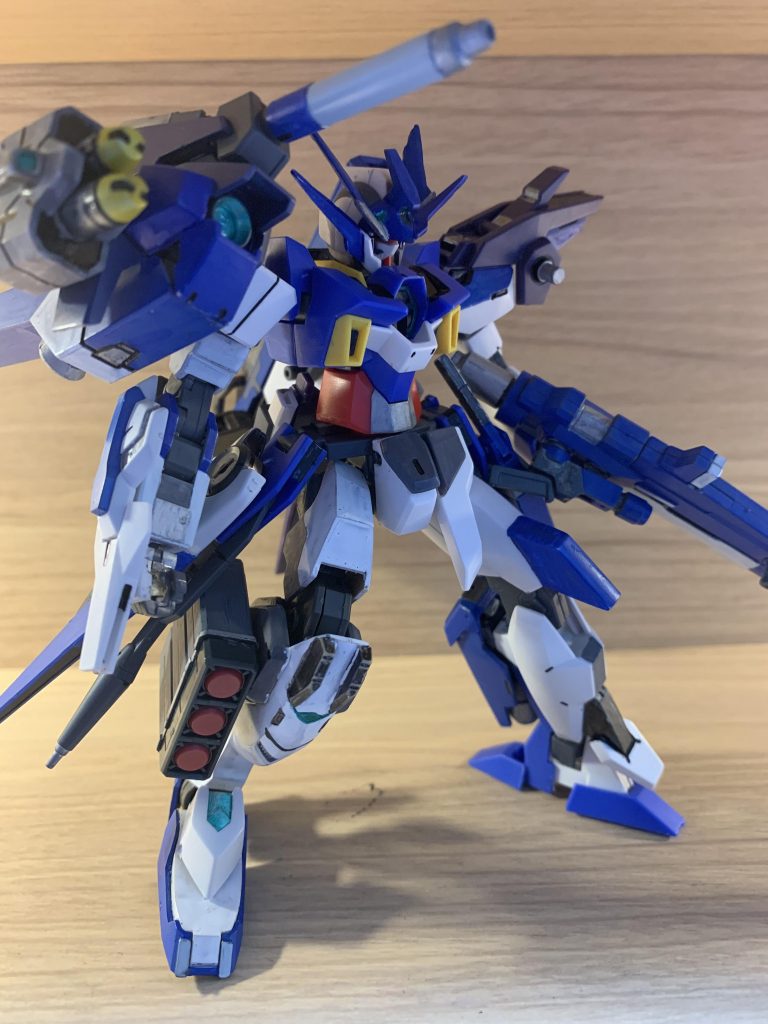 胴体左腕をそのままにし、その他の部分を換装したのがガンナーウェア。
以前のような機動力を捨て、射撃性能と火力を底上げしたという設定です。