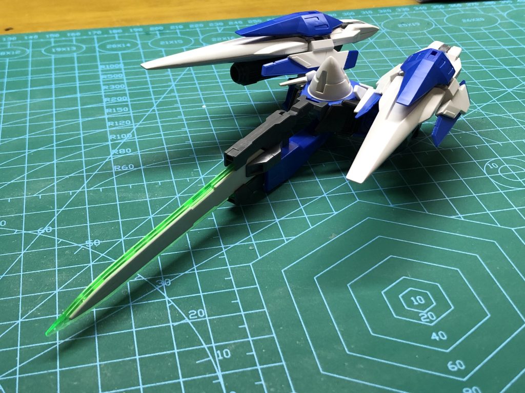 制作中画像① 初期案
パックの基本ギミックが完成した直後は実はGNソードⅢはそのままでした。流石にそのままではオリジナリティに欠けると感じたのと、砲撃仕様に特化させたくなったので、刃部分を排除してプロポーションごとフル改造することにしました。