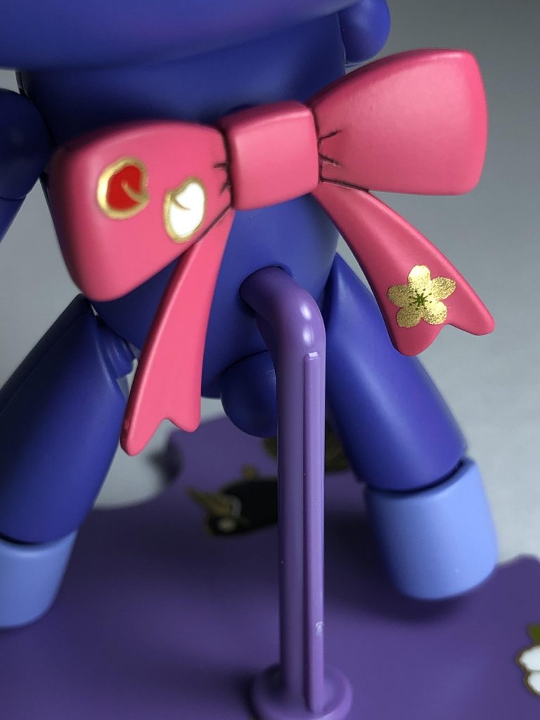 アヤメさんは和風装飾が絶対似合うだろうと思いリボンには100円ショップの和風柄の転写シールを使用し、女の子っぽく仕上げてみました!
リボンはシールと身体に会うピンク色に塗装し、軽く墨入れをしてリボンを結んだ時に出るシワ感が分かるようにしました!
思ったより綺麗に仕上げられ満足です笑