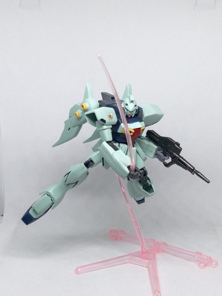 改修に使ったパーツは、足関節にボールデンアームアームズのジョイント、腕関節にコトブキヤのTジョイント、肩と股関節にコトブキヤの球体ジョイント、肩の引き出しと腹部にホビーベースのロールスイング ジョイントです。
ここからは左側に改修前、右側に改修後の画像です。