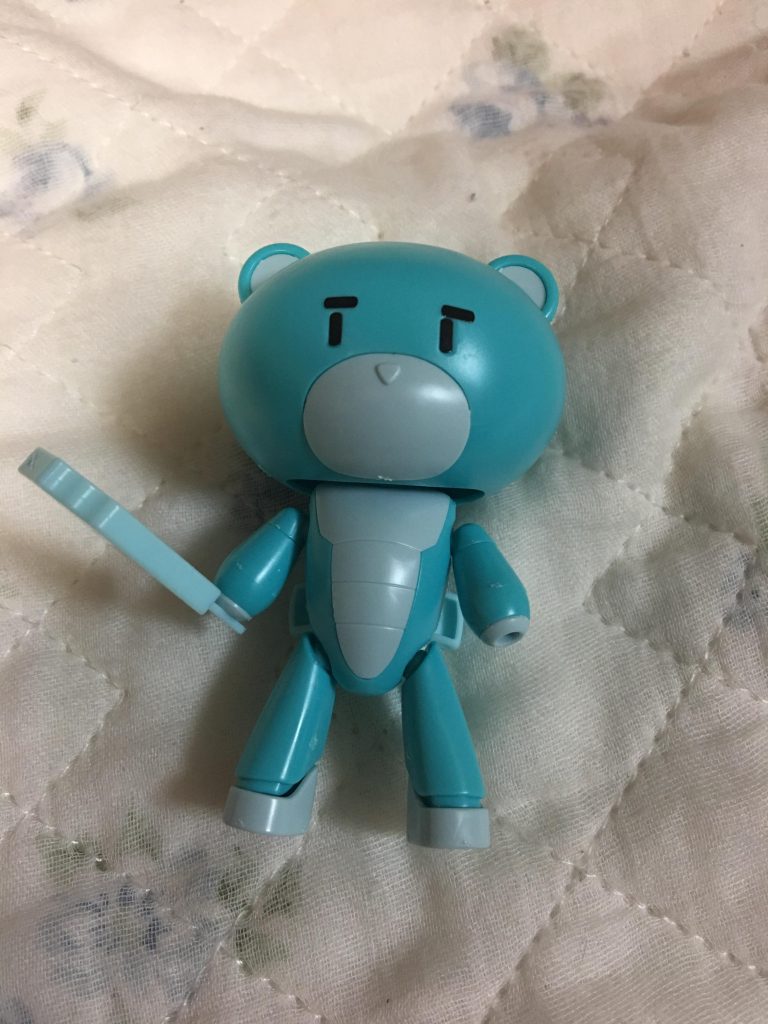 アピールポイントは、この眉毛。
目のシールの余った物を【眉毛に使えるよ】って事で貼り付けてます。
この辺りは、説明書通りにって言う固定概念がある自分には思い付きもしなかった、柔軟な子供の発想が成せる技だと思います。