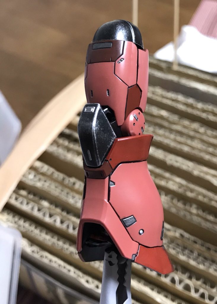 内部フレームは黒色で塗装し、シルバーでドライブラシをかけています。