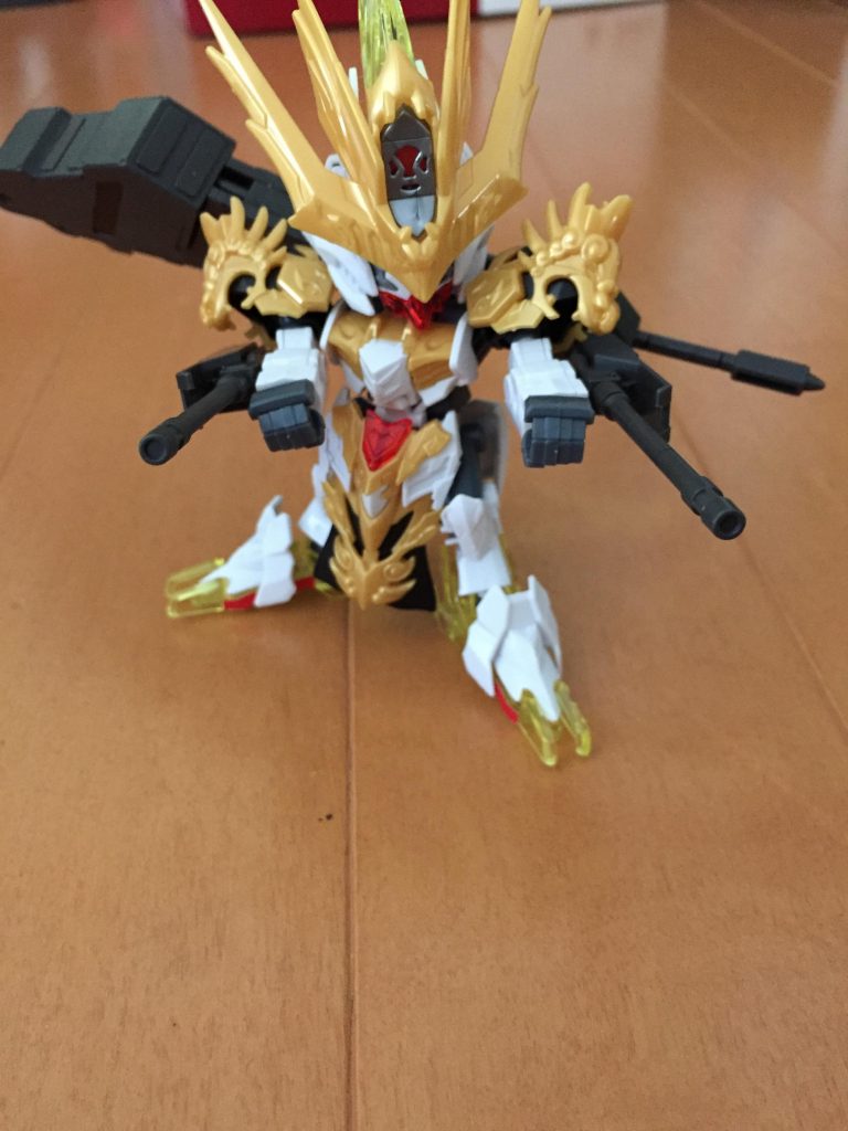 200ミリ砲は腕の元あった武装を外して出来た穴に差し込みました
背中の穴にレンチメイスマウント