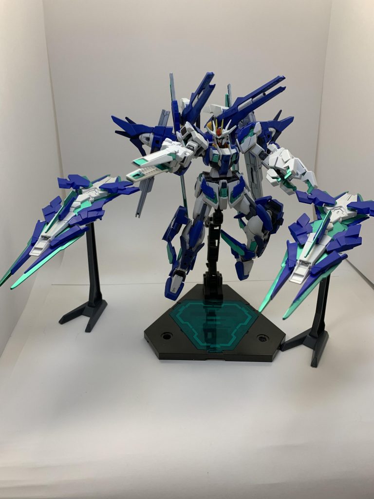 シールドファンネル
戦闘に入り次第に、GNドライヴから分離し、敵に向かって砲撃や、前方に付いているブレードで突撃して切りかかるなどの攻撃方法や、敵の攻撃からの防御などの、攻防の両方に使える。GNドライヴに接続されている時は、ブースターとして機能する。