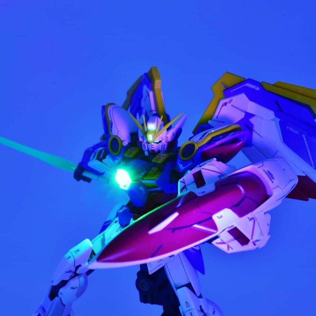 センサーや目はガイアクリアグリーンで塗装してあるので、ブラックライトを当てると発光します。