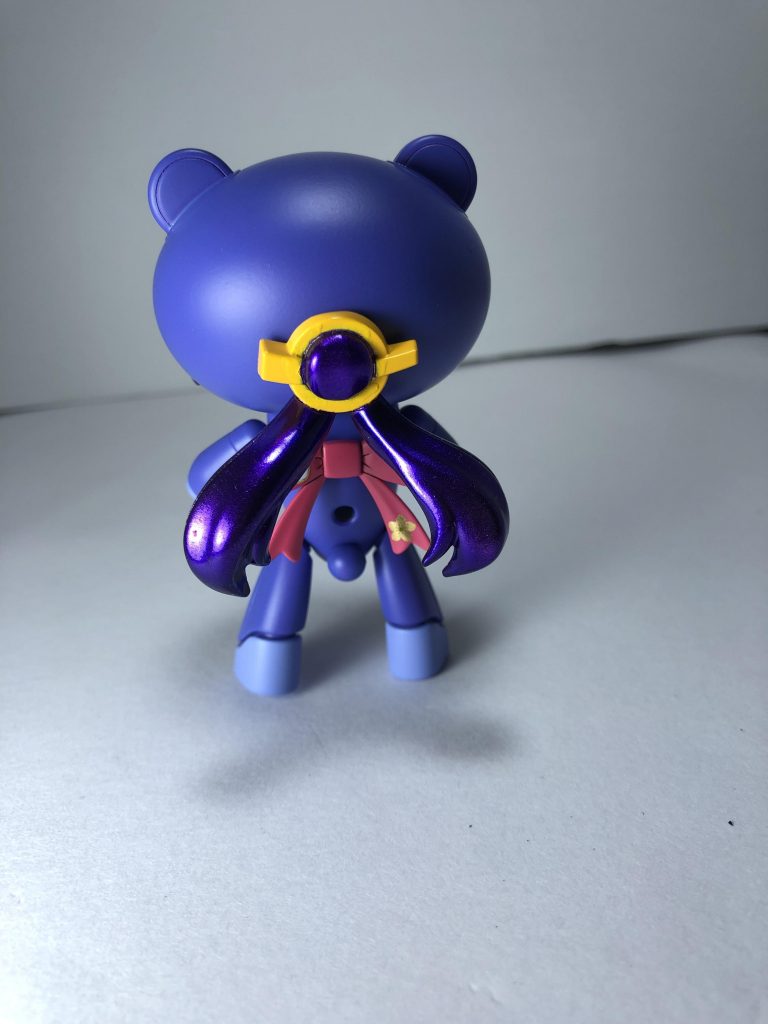 背面
自慢のリボンも髪に隠れてしまい見えません^^;
ただ、チラリと見える花のシールがワンポイントになっていて可愛いです!