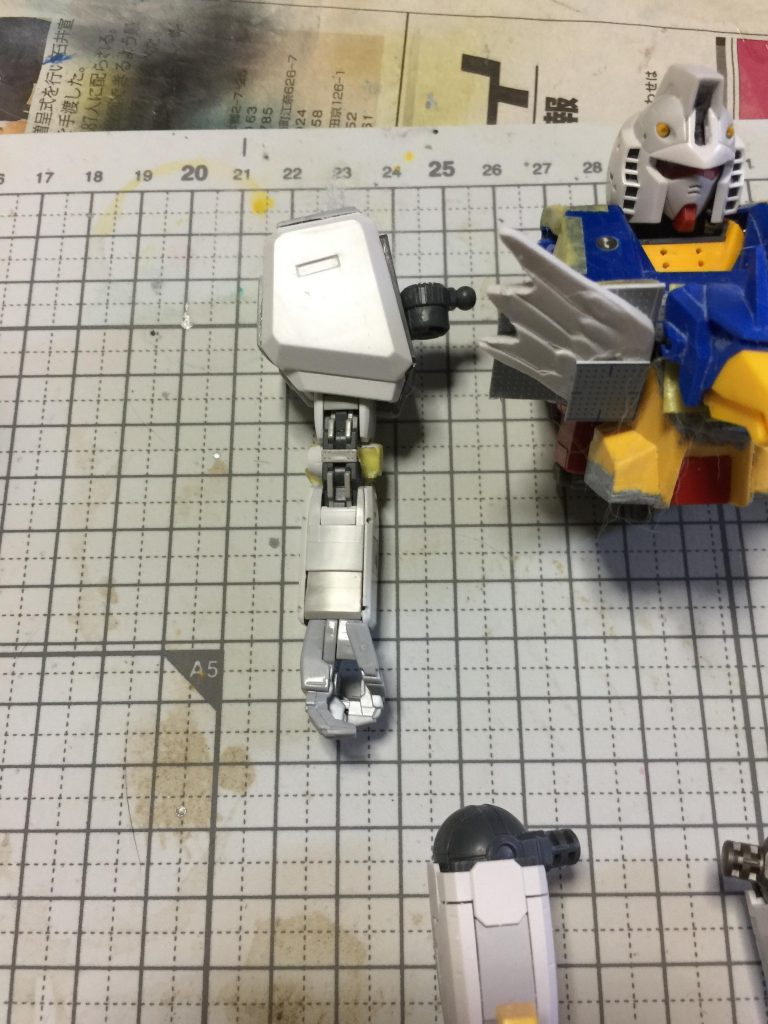 上半身は ニッパーやデザインナイフなどを
使って 切断して スリムにしました。