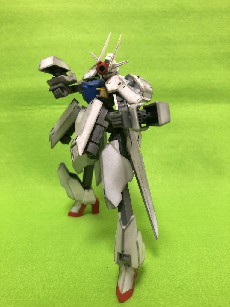 両腕にはビームガトリングを装備。これと頭部バルカン、格闘がこの機体の基本武器です。