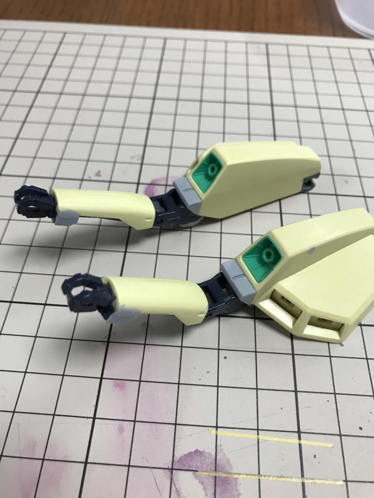 フロントスカートに関節パーツを仕込んだ分、サブアーム基部を延長。