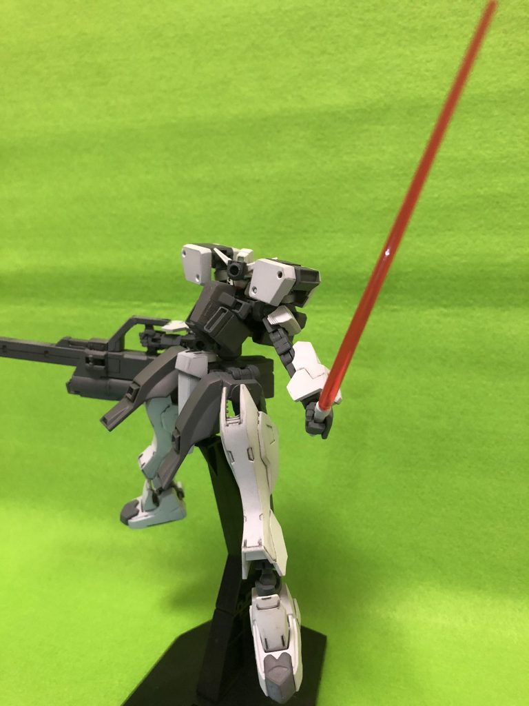 武装は大型ビームライフルとビームサーベル。頭部バルカン。スタンダードな装備となっています。