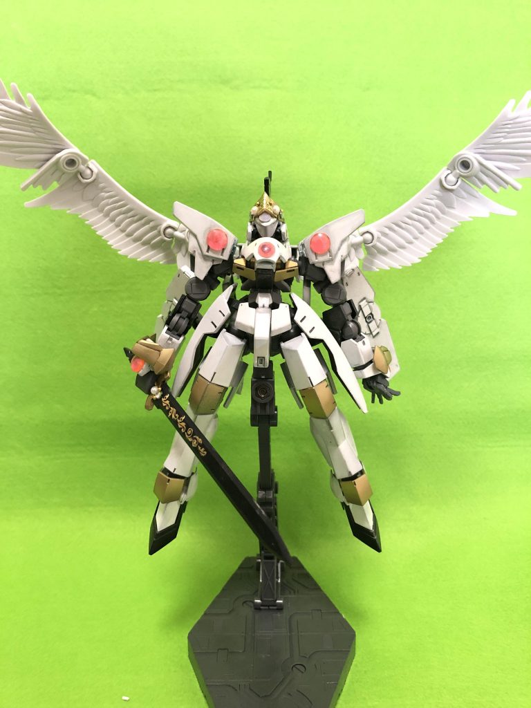 正面。王冠と顔はプラ板からの自作です。胸装甲はコトブキヤさんのパーツ、クリスタルはＨアイズ。翼はスカイハイウイングの小、他装飾は百均のネイルシールです。
白い部分はパール塗装になっています。