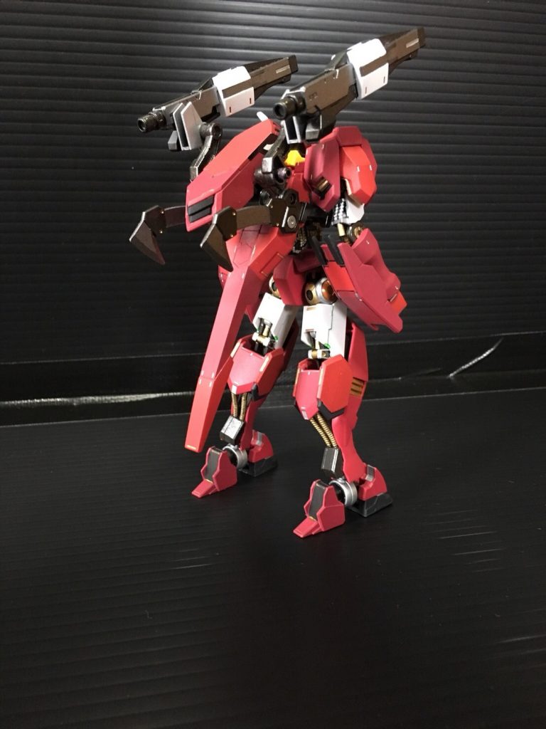 軽装状態
発売当初、ウェポンセットが1つしか手に入らず、ショートバレル付属のシールが白かったのでロングバレルとはそこの色違うんだと思って堂々と塗ったら「赤じゃねぇか?!!」ってなった思い出