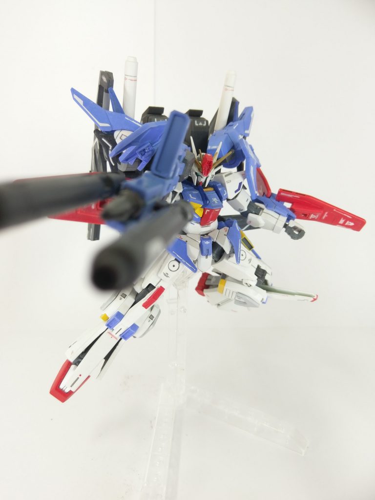 メイン武装のダブルビームライフル(?)射撃時。
プロヴィデンスのものにZZのダブルビームライフルのパーツを接着し、持ち手をよくわからないジャンクのライフルを削ったものを接着しています。青く塗装することでダブルビームライフルっぽくしています。