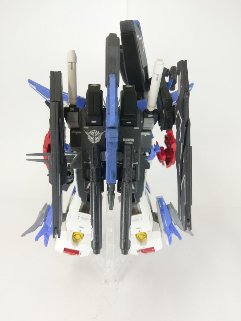 背面から。FAZZらしくハイパー・メガ・カノンはバックパックに接続されています。