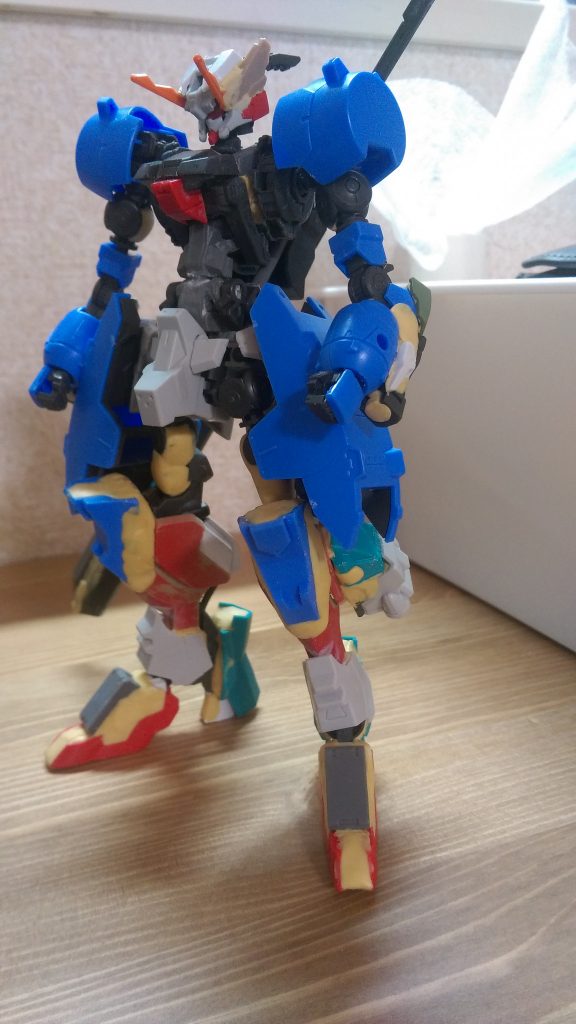だいたいの形が決まってきた頃。
胸部はモビルワーカーを加工したものを付けています。