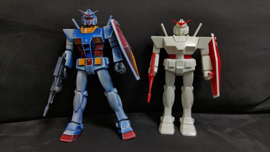 ビフォーアフター。わざわざもうひとつ旧キット探しました。(これ、初期金型の奴！)
リアルタイプで塗装するつもりだったけど・・トリコロールにしてしまいました。はじめての大河原塗りには馴染みがあるほうが作業イメージしやすかったので。