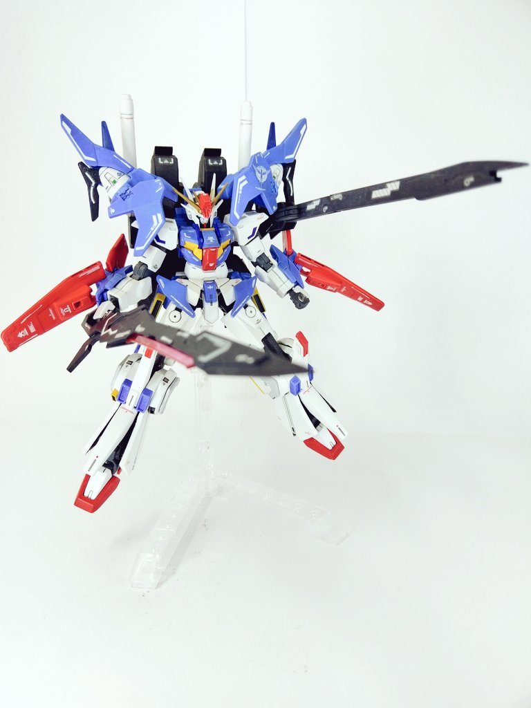 スカイドライブユニットの位置を調整することで00スカイのロングライフルを展開できます。
バスターソード等を展開すると00スカイっぽさが出てきます。