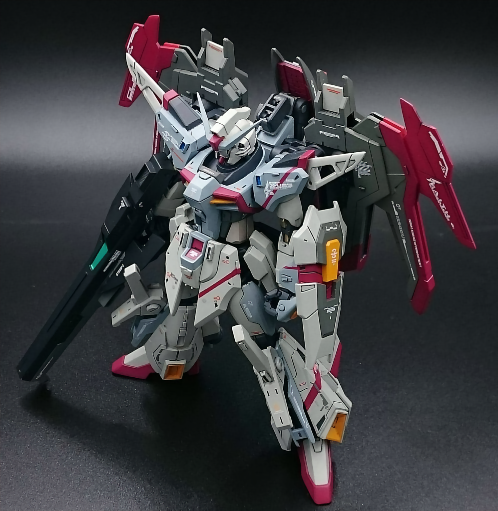 斜め上から
プラ板をチップにしたもの等を貼り付けて情報量を上げました。
武装は近~中距離で使うことを前提とした構成になっています。