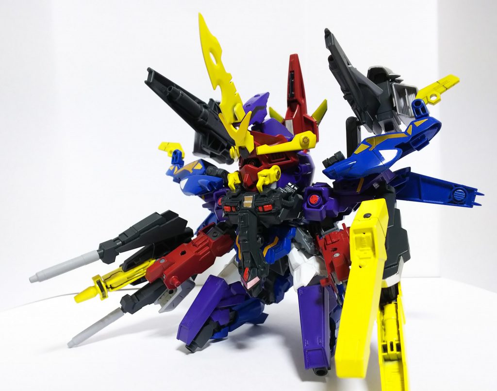 真の姿 フューラーザタリオンR
キャプテンライトニングの正体は、かってG-ARMSと戦ったフューラーザタリオンのバックアップユニットだった・・・
ガンダムフォースに最大の危機が迫る!
パーツの組み換えでフューラーザタリオン形態に変形します。
腕が重すぎてほとんど置物ですが、シルエットはかなり近くなったかな~と思います。