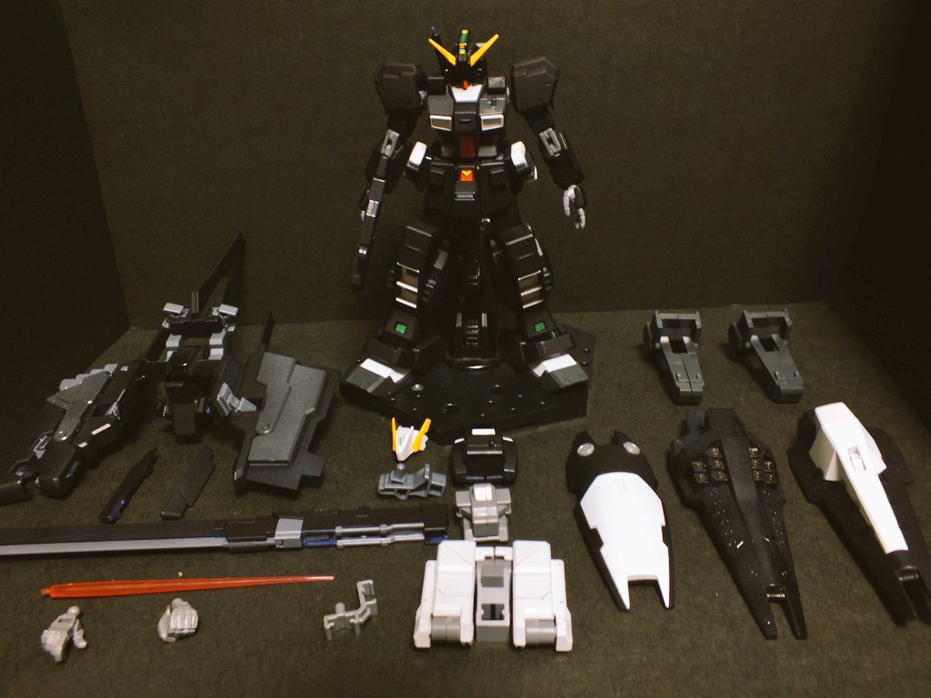 スタティックディスプレイ 成型色の時点で黒色だった部分は塗装せずに済ませましたが、それでもかなりの量でした