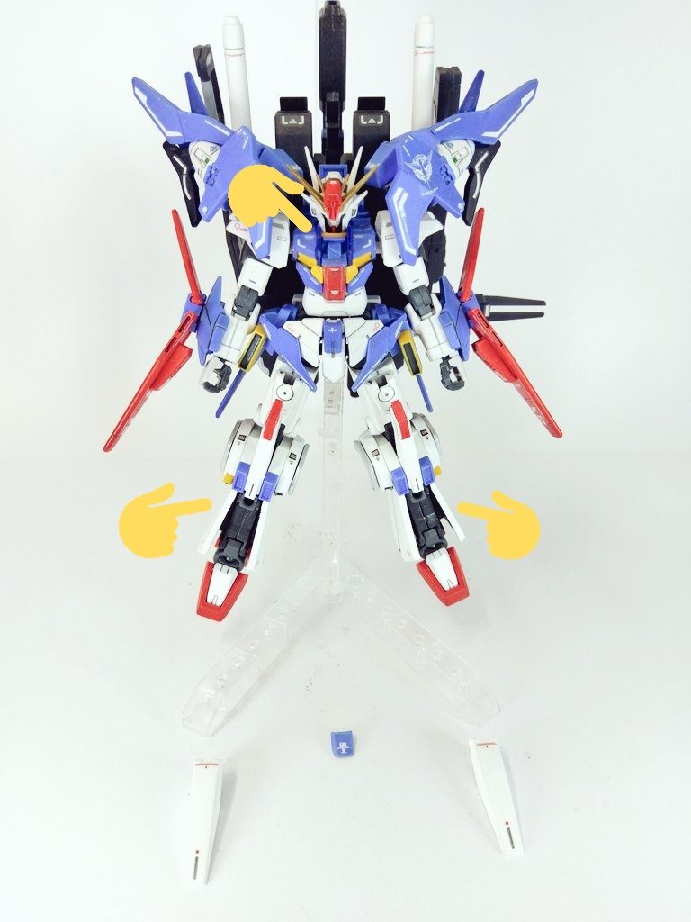 胸部のクリアパーツ、すねのアーマーを付け替えることでFA化しています。
追加装甲のシェヘラザードの胸部パーツの裏側に別の00スカイの胸部クリアパーツを接着しています。
胸部クリアパーツを交換することでFA化させています。