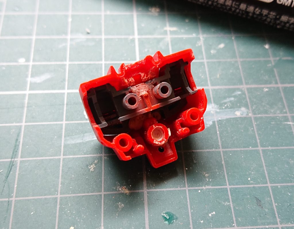 まず肩の付け根。
HGUCジム・スナイパーII(以下ジムスナII)のパーツを移植。