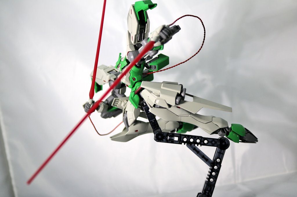 必要に応じて肩アーマーが展開し、大型スラスターが露出。更に機動力がアップするのです。