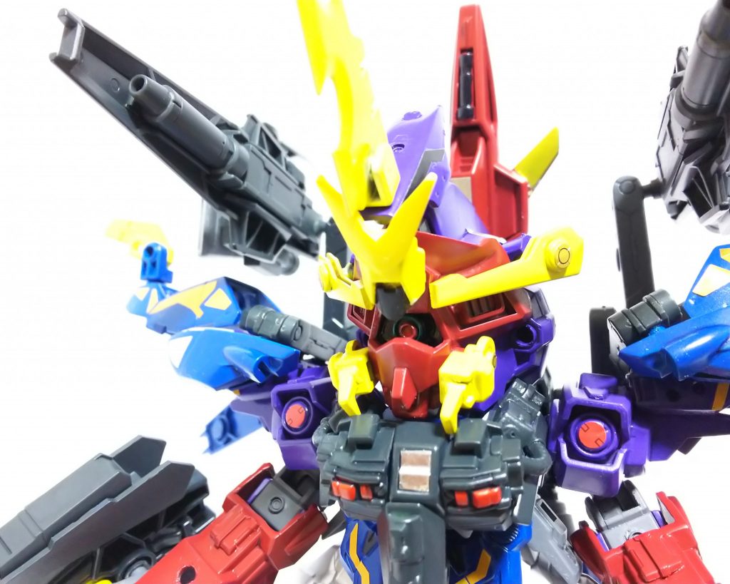 頭部の変形は角以外は差し替え無しで変形します。フューラーの顔をどうやって隠すかがかなり悩みました(別パーツのマスク付けて完成はやりたくなかったので・・・)