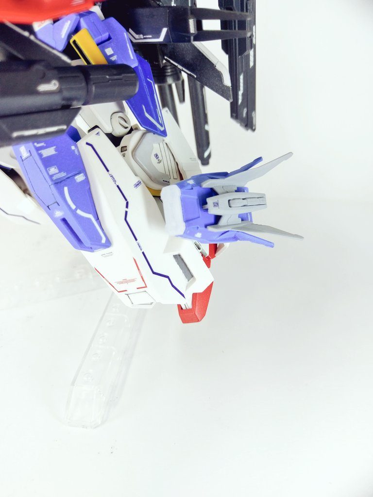 補助スラスター兼ミサイルポッドです。プトレマイオスアームズのやつです。
側面に付けることでZZの足をちょっとでも見えなくすることが目的です。
前面のパーツはZZの足の3mm穴と接続し、背面パーツはネオジム磁石でくっ付けています。