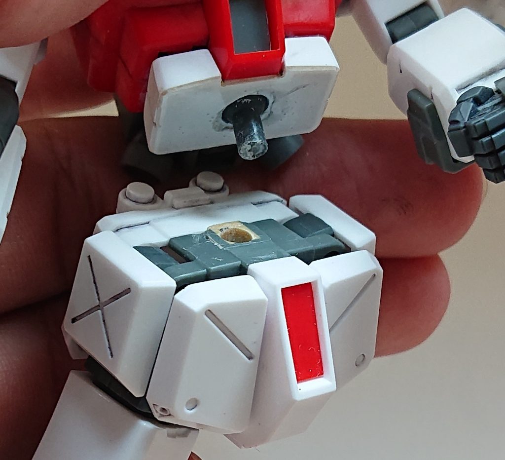 腰の可動軸はノーネイムライフルのボールジョイントとポリキャップに置き換え。