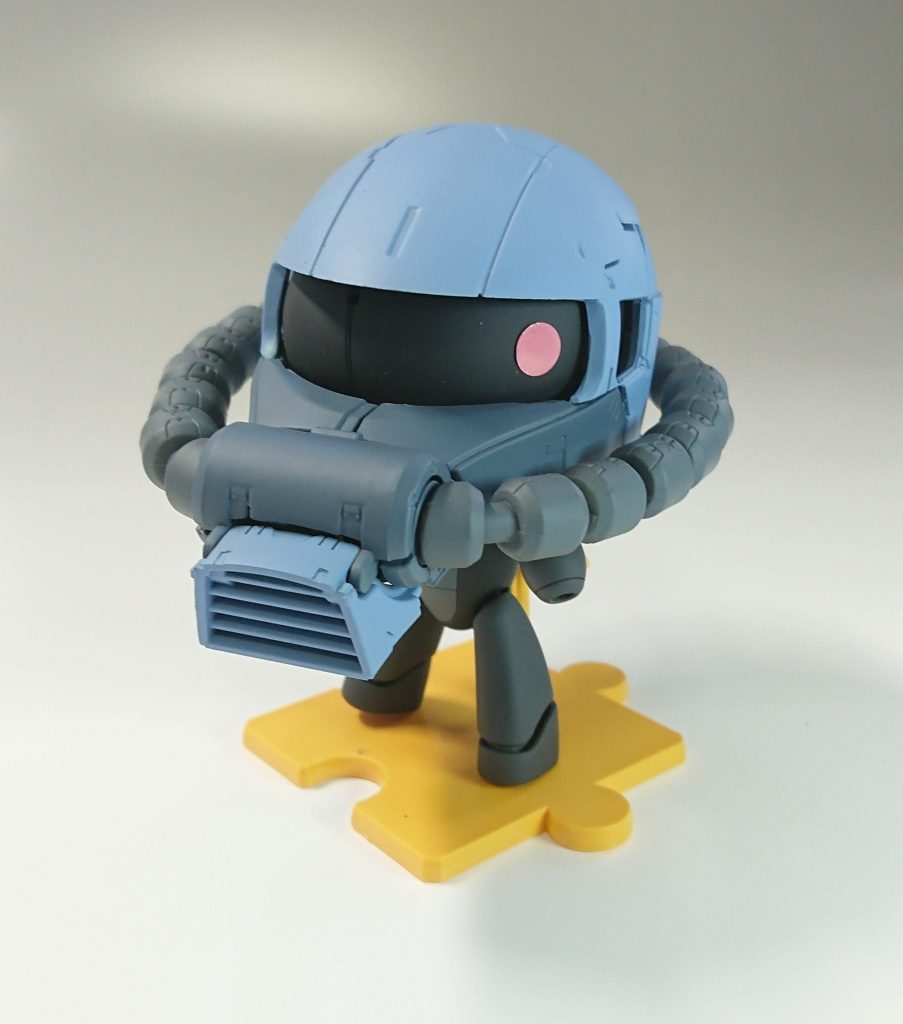 合体！ジャキーン！ 合体っつうか被ったっつーか 乗っ取られたようにも…
SDザクのモノアイシールでモノアイ点灯！貼りなおしてモノアイ可動を再現！(笑)