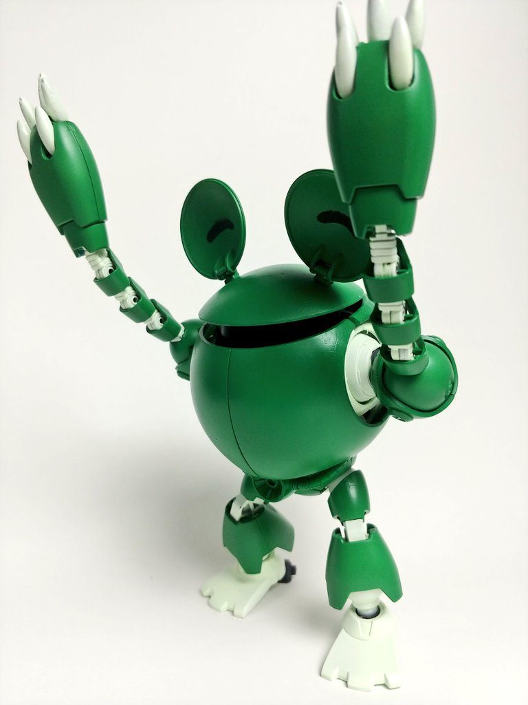 カエルがモチーフなだけあって、なんと最大3m(股の辺りくらい)ものジャンプ力を誇る機動性に秀でた機体だ!
足元にいる人間は、下手をすると踏み潰されてしまう恐れがあるので、パイロットの操作技術が求めれるぞ!