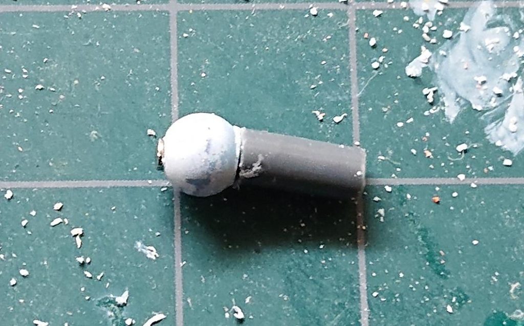 ボールジョイントは最初はノーネイムライフルに付属するボールジョイントを使おうと思いましたが、ボール径の大きさが合わず、ジムスナIIの肩のボールジョイントとランナーの切れ端で自作しました。ボールジョイントとランナー切れ端に穴を開けて虫ピンを差し込みと瞬間接着剤で固定しているのでポロリすることはないです。