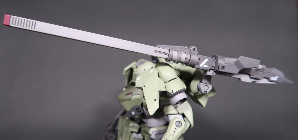 背部レールキャノン。
砲身の折り畳みギミックは絶対に入れたかったポイントです。
銃口を赤く塗り分けているのは、エアガンを買うと付いてくる保護キャップのイメージです。