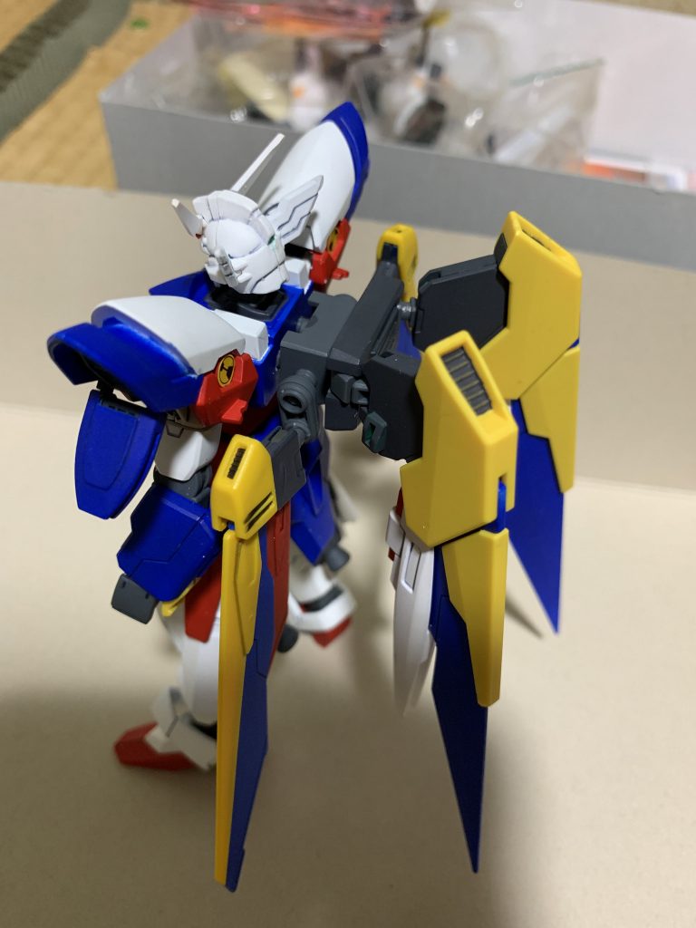 4枚翼の取り付け方法の質問があったので解説。
リナーシタに付属するジョイントパーツ0④パーツを背中に取り付ける。
O④パーツの横にバトルアームアームズのジョイントパーツB⑫をつけて
ウイングガンダムの翼を差し込む。
O④パーツの後ろにリナーシタのバックパックを取り付ける。
これで4枚翼の完成です。