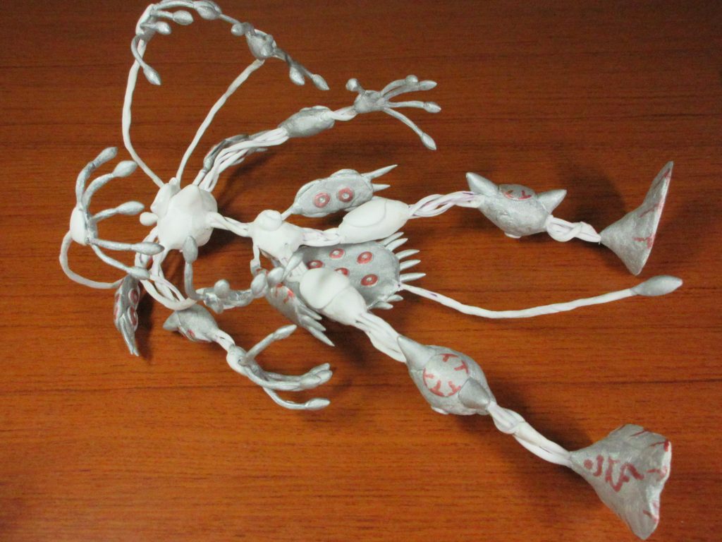 １００円ショップで購入した粘土とアルミ線で作製した胴体。
材料費約３０円。
内部フレームはアルミ線の束なので滅茶苦茶可動します。
そしてガンプラと呼んでいいのか自分でも分からない(>_<)