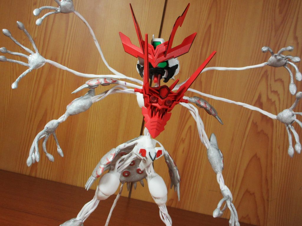 異形です。
特撮物の悪役のような姿です。
モビルスーツ感は皆無！