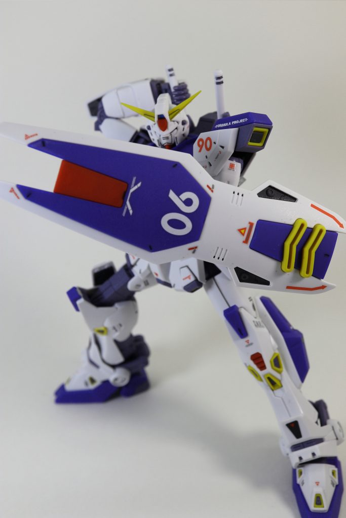 ビームサーベル構え。
近接武器を持った時に躍動感のあるポーズを取らせるのが苦手です。
Gunstaは色んな方のポージングとかも参考になるのが良いですよね。