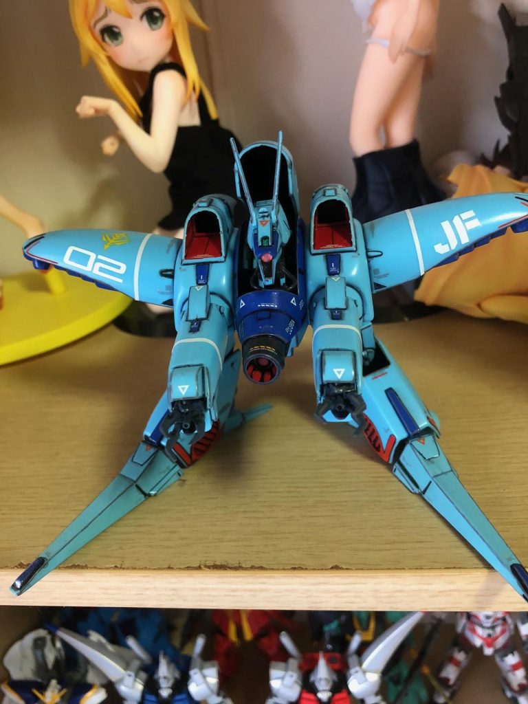 多少はイジってます。カメラアイ周りはくりぬいています。首のフレームはHGUCドーベンウルフのサブアーム等を使用し首が左右にスイングします。カメラはHアイズ、赤いダクト内が筒抜けなので適当にパーツを詰めています。