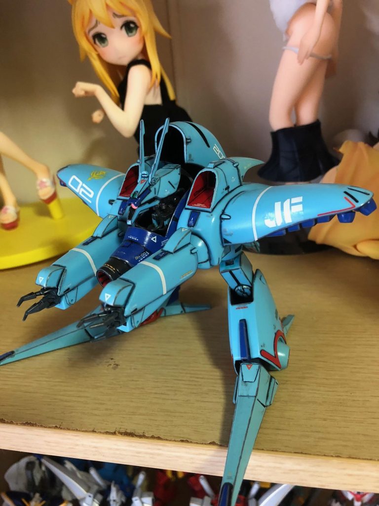 設定資料の角度。なかなかのものです。部分塗装はボディ等の濃いブルー、足首まわりの薄いブルー(成形色に似せるのに一苦労)、刺し色のレッド等です。