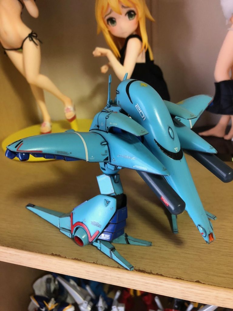 その他ヘッドカバーのモノアイゲージのくり抜きと、かかとの爪の肉抜き穴を埋めることと、まあそんなもんですかね、加工したのは。
モールド等が甘いので、少し強調するつもりでスミ入れやコピックによるシャドウを入れてみたら、やや汚い仕上がりになったのは失敗でした。あとは半艶クリアで仕上げてます。