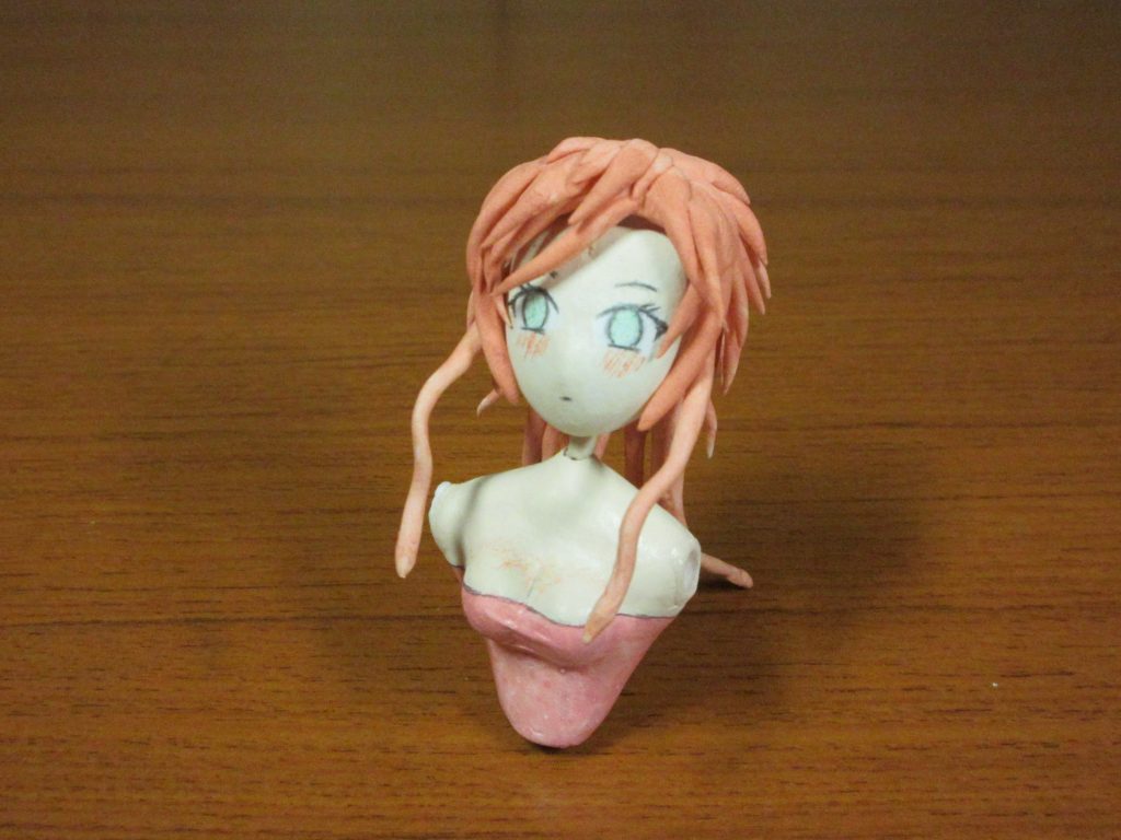 自作したガールズパーツ。
100円ショップで購入した粘土とアルミ線で作りました。
材料費は約10円、表情差分は5種類です。