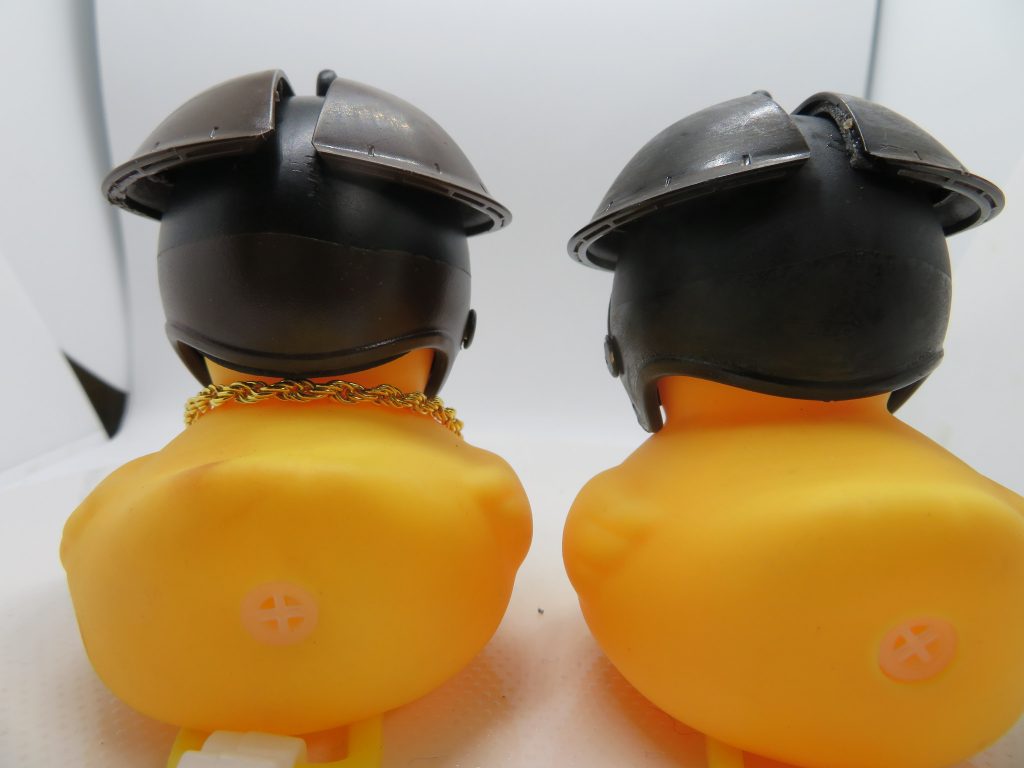 バックショット。背中を押すと音が出ます。