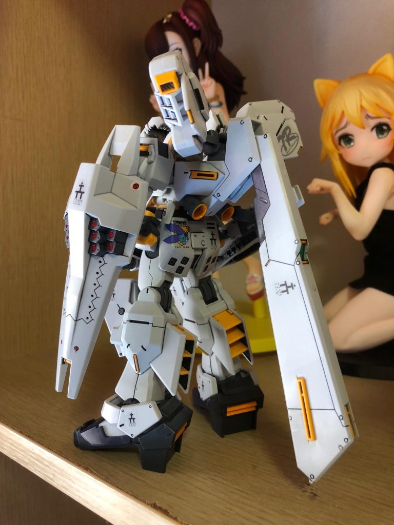 実のところ、ＡＯＺについてはあまりよく知らないので（ｵｲ）、特に大改造することもなくひたすらチマチマ部分塗装に励みました。
プレバン品にはカラーチャートが入っていないので塗装するにも色指定が分からず苦労しました。